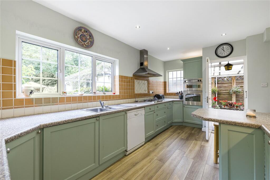 Additional property image - Kentish Lane, Brookmans Park, Hertfordshire, AL9