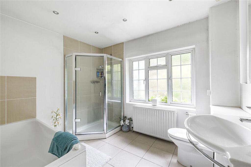 Additional property image - Kentish Lane, Brookmans Park, Hertfordshire, AL9