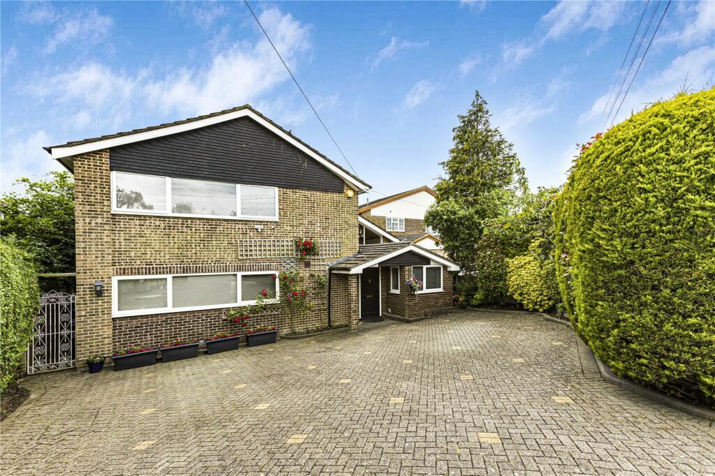 4 bedroom detached house for sale in Vineyards Road, Northaw