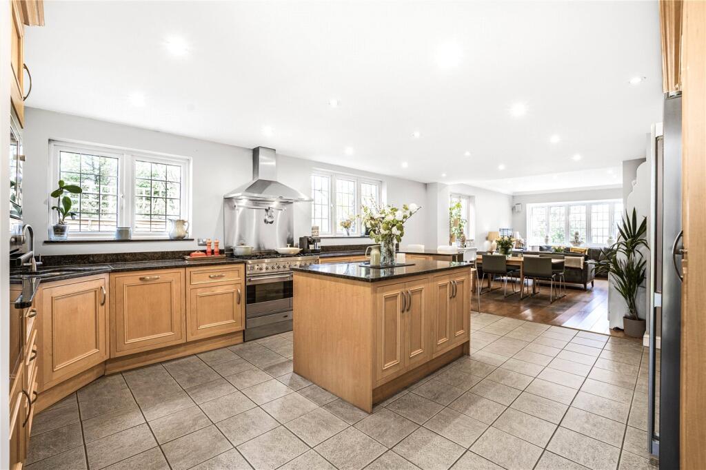 Additional property image - Kentish Lane, Brookmans Park, Hertfordshire, AL9