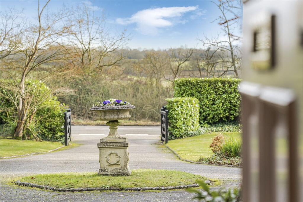 Additional property image - Kentish Lane, Brookmans Park, Hertfordshire, AL9