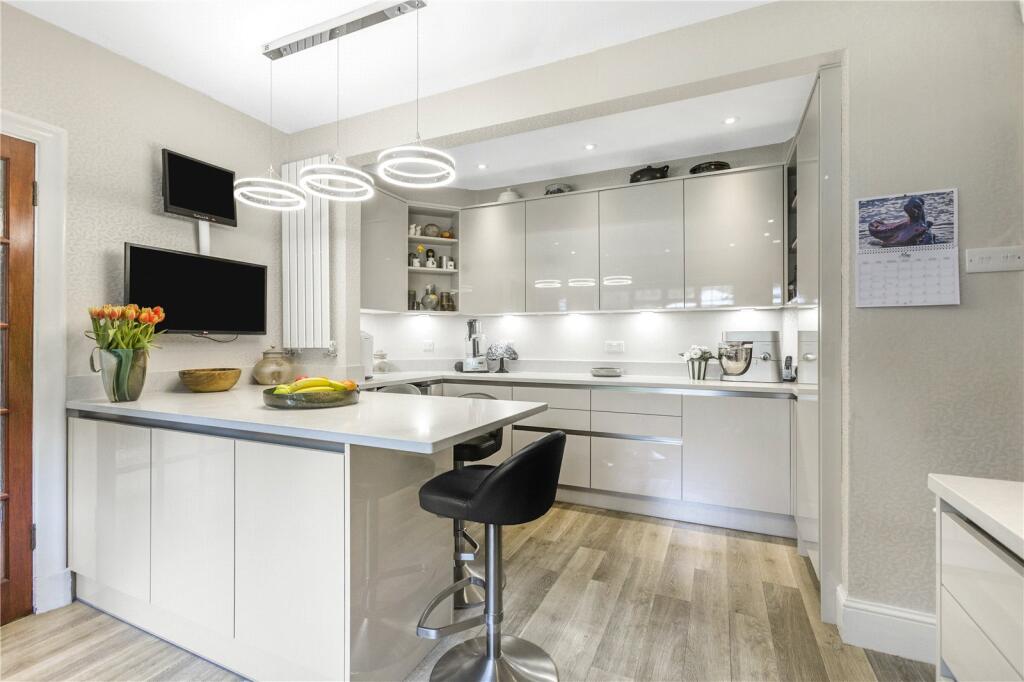 Additional property image - Kentish Lane, Brookmans Park, Hertfordshire, AL9