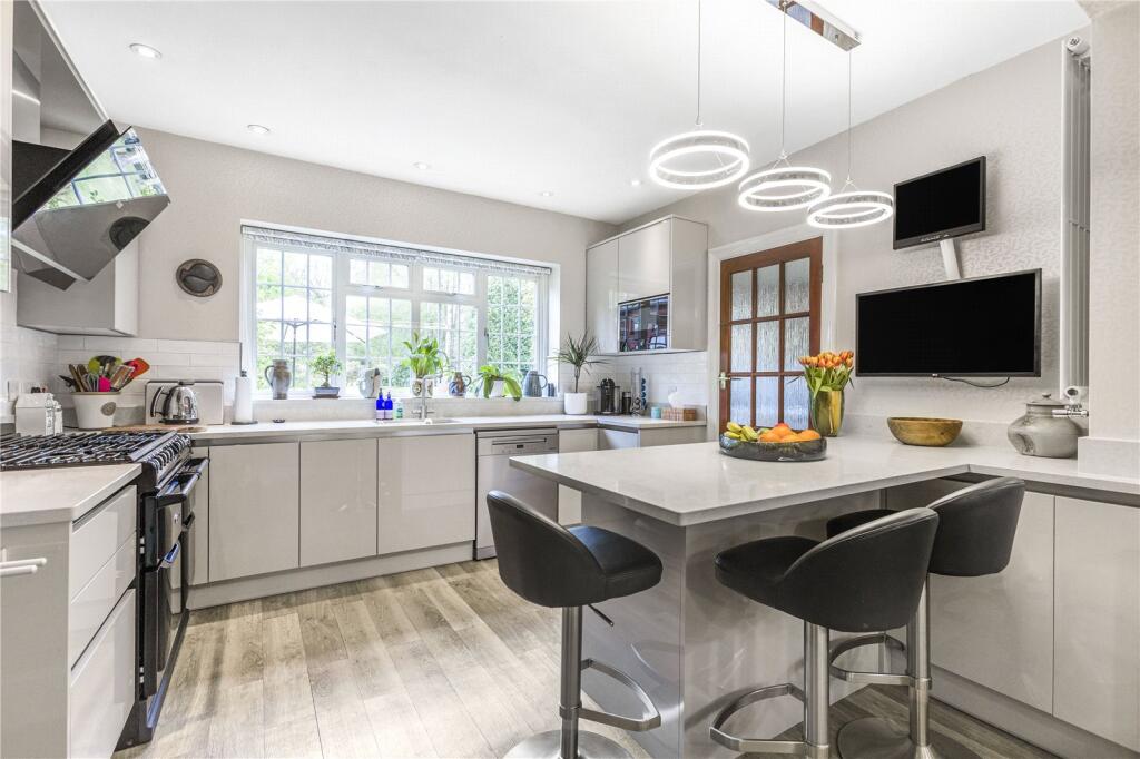 Additional property image - Kentish Lane, Brookmans Park, Hertfordshire, AL9