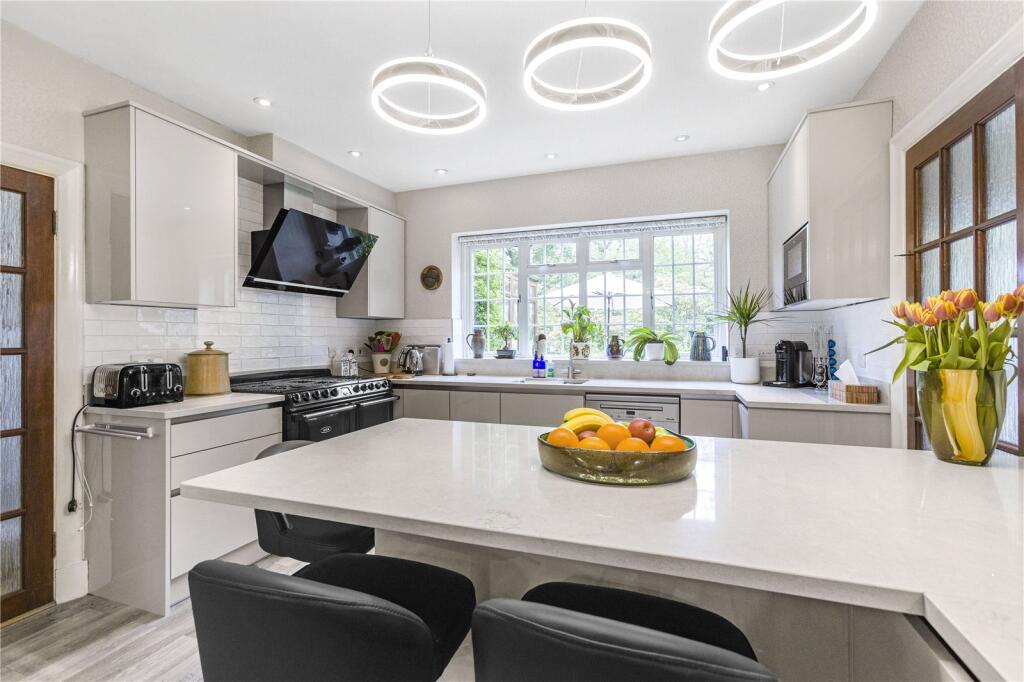 Additional property image - Kentish Lane, Brookmans Park, Hertfordshire, AL9