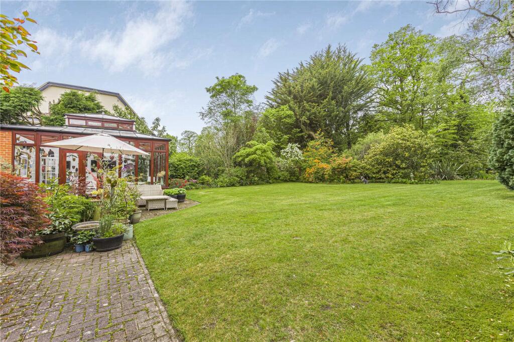 Additional property image - Kentish Lane, Brookmans Park, Hertfordshire, AL9