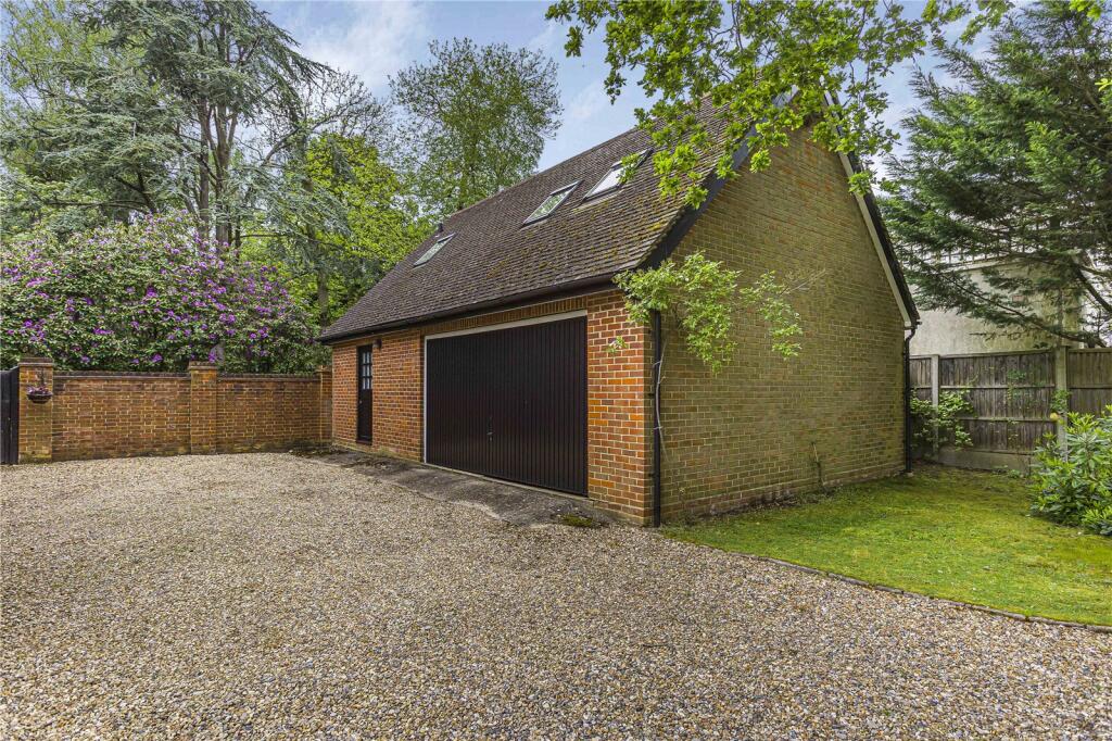Additional property image - Kentish Lane, Brookmans Park, Hertfordshire, AL9