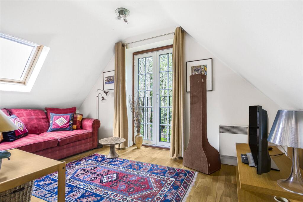 Additional property image - Kentish Lane, Brookmans Park, Hertfordshire, AL9