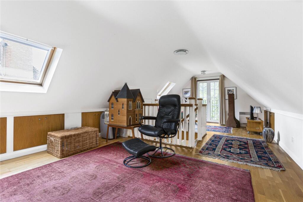 Additional property image - Kentish Lane, Brookmans Park, Hertfordshire, AL9