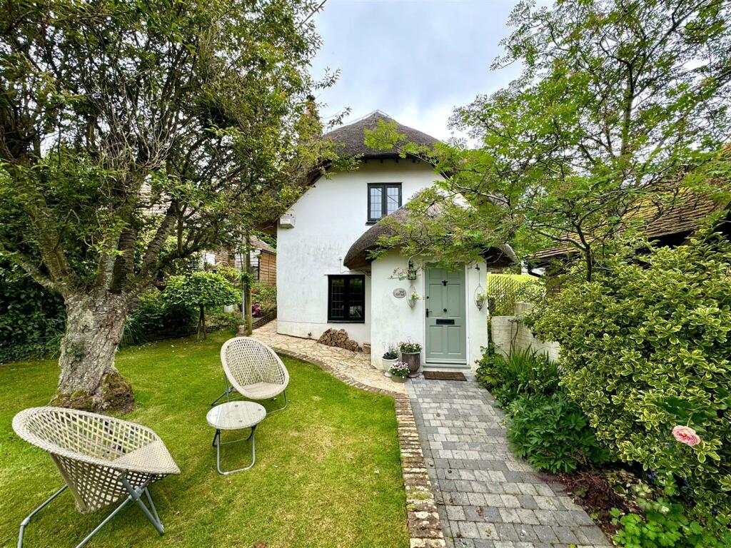 3 bedroom detached house for sale in Church Road, North Waltham