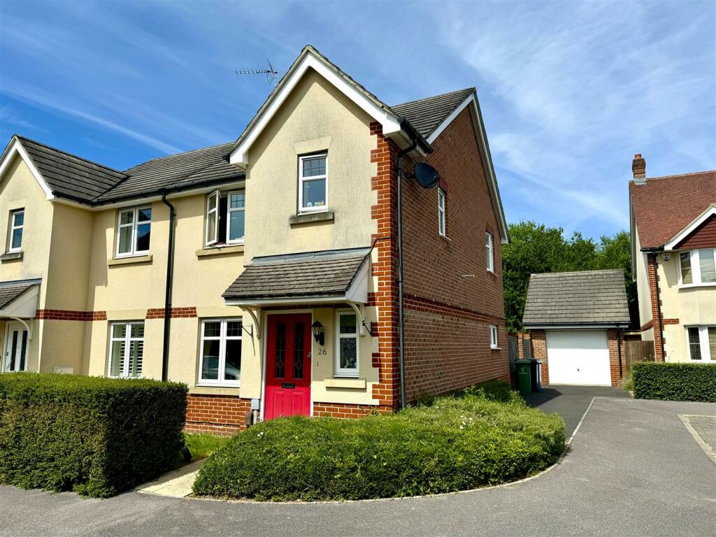 3 bedroom semidetached house for sale in Tithing Road, Fleet, GU51