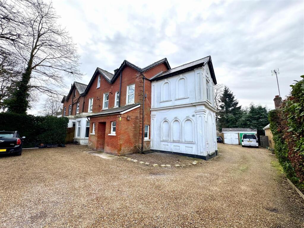 Main image of property: Reading Road South, Fleet