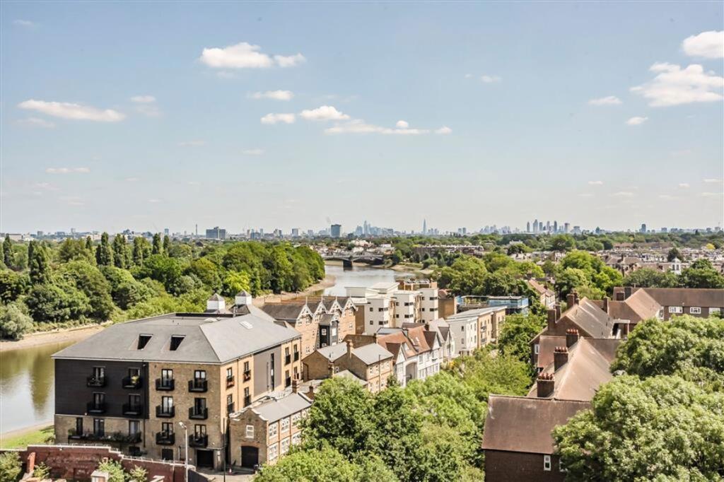Main image of property: Mortlake High Street, Mortlake Green