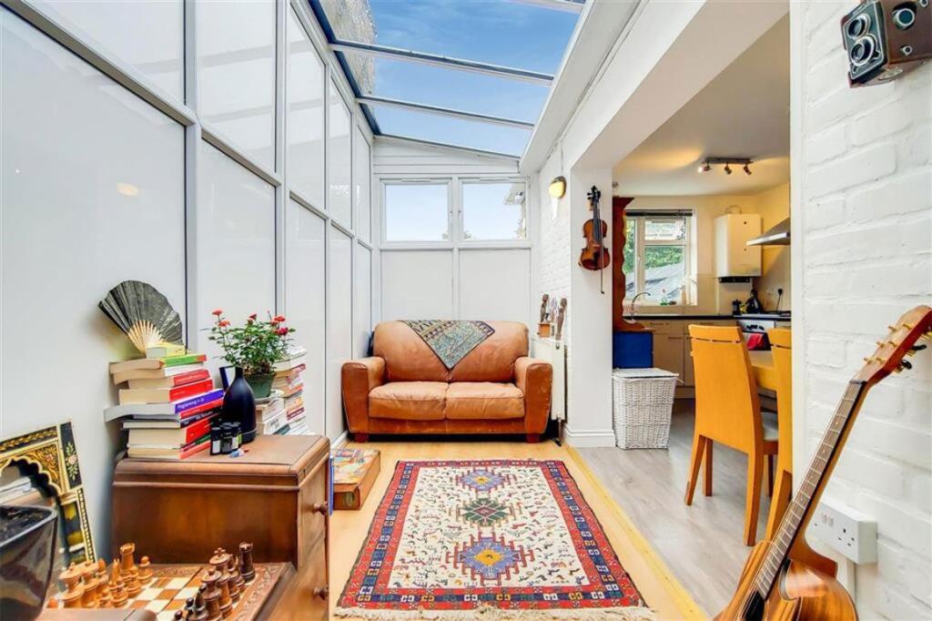 Main image of property: Castelnau, Barnes