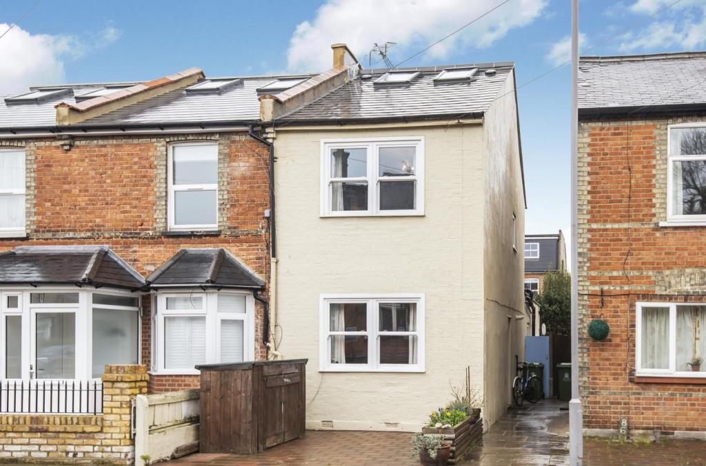 3 bedroom semidetached house for sale in Willoughby Road, Kingston