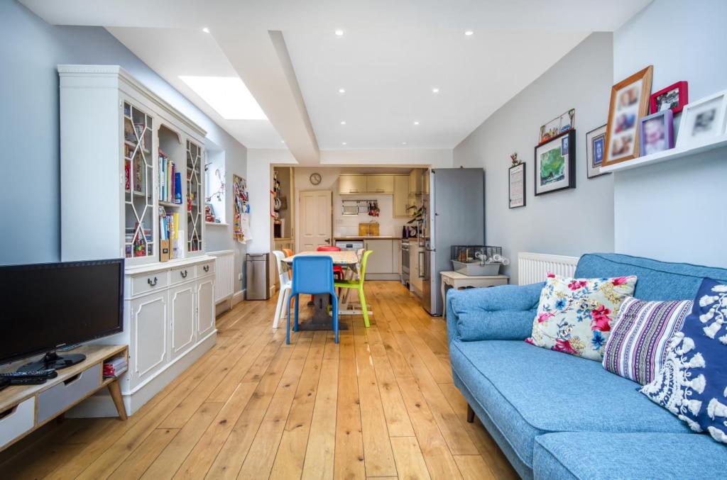 3 bedroom semidetached house for sale in Willoughby Road, Kingston
