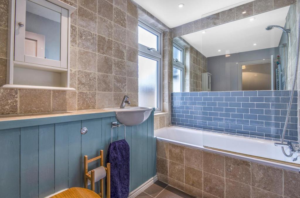 3 bedroom semidetached house for sale in Willoughby Road, Kingston