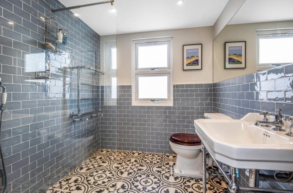 3 bedroom semidetached house for sale in Willoughby Road, Kingston