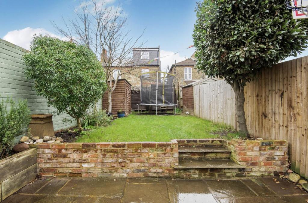 3 bedroom semidetached house for sale in Willoughby Road, Kingston