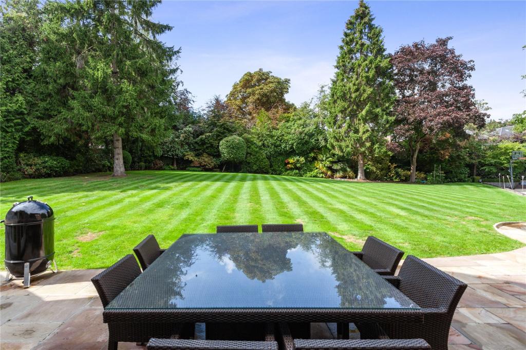 6 bedroom detached house for sale in Northcliffe Drive, London, N20
