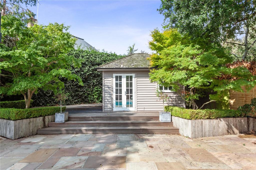 6 bedroom detached house for sale in Northcliffe Drive, London, N20