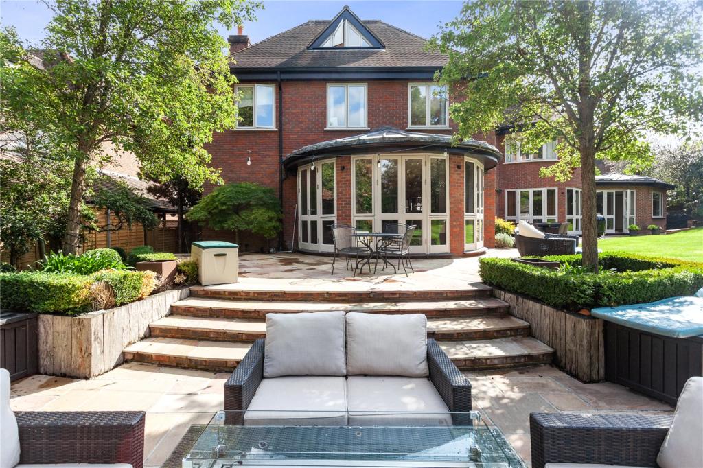 6 bedroom detached house for sale in Northcliffe Drive, London, N20