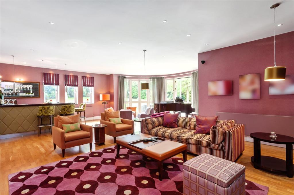 6 bedroom detached house for sale in Northcliffe Drive, London, N20