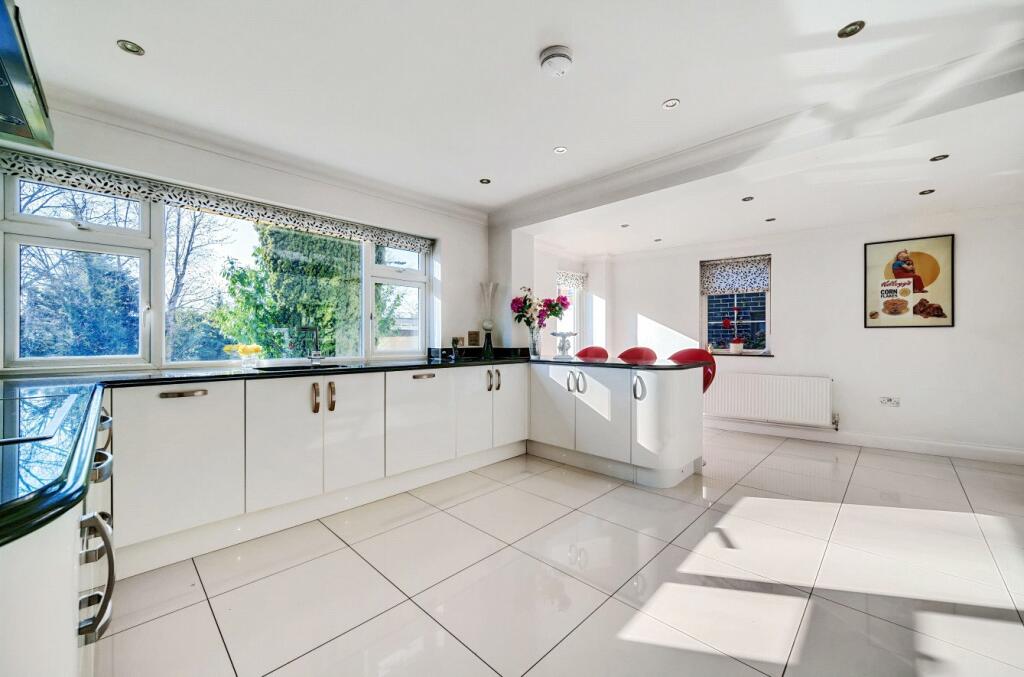 3 bedroom detached house for sale in Baxendale, Whetstone, London, N20