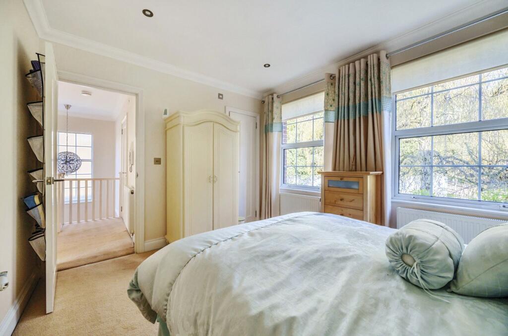 3 bedroom detached house for sale in Baxendale, Whetstone, London, N20