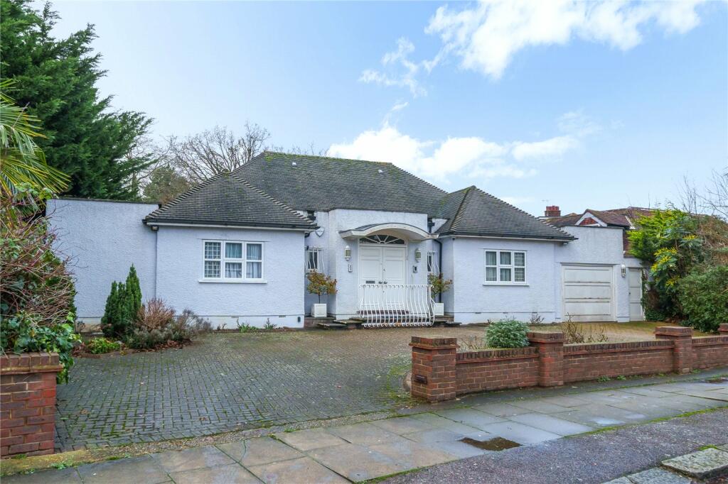 3 bedroom bungalow for sale in Sunbury Gardens, London, NW7