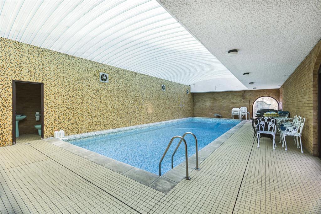 8 bedroom detached house for sale in Totteridge Common, Totteridge