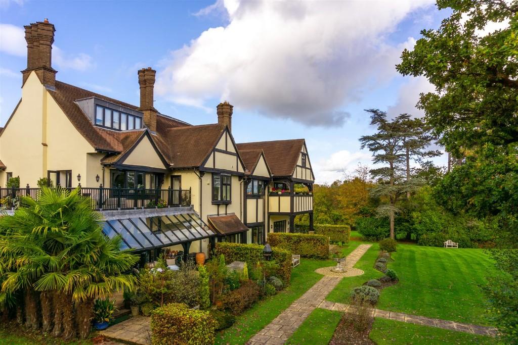 2 bedroom apartment for sale in Coombe Hall Park, East Grinstead, West