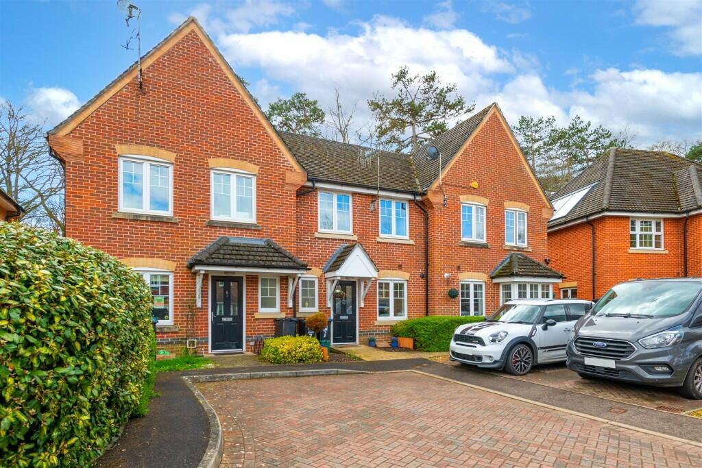 3 bedroom terraced house for sale in William Gardens, RH6