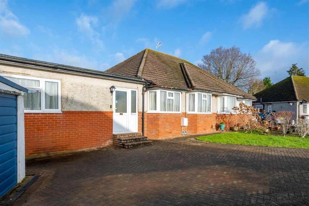 3 bedroom semidetached bungalow for sale in Blundell Avenue, Horley
