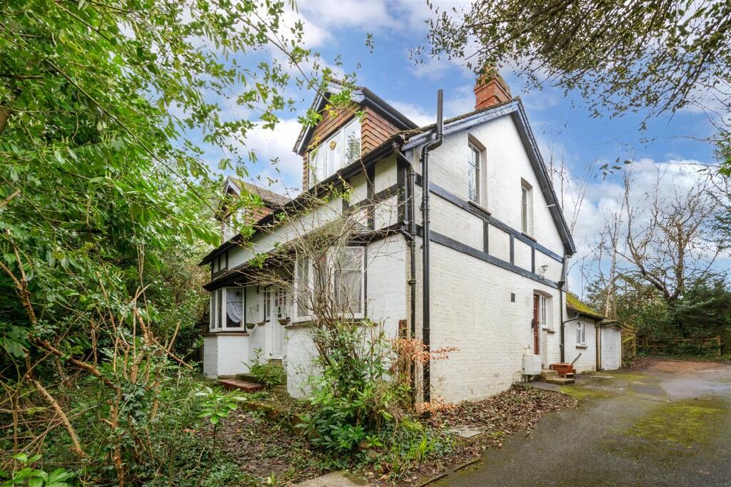 3 bedroom detached house for sale in Copthorne Road, Crawley, West