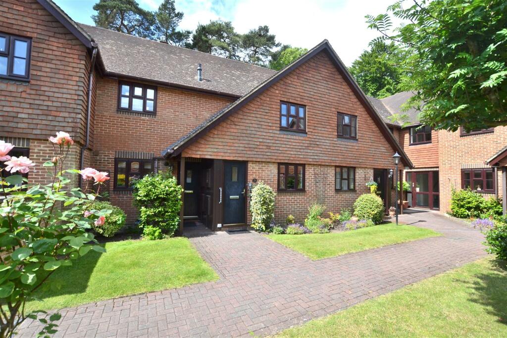 2 bedroom apartment for sale in Primrose Walk, Stockton Park, Fleet, GU51