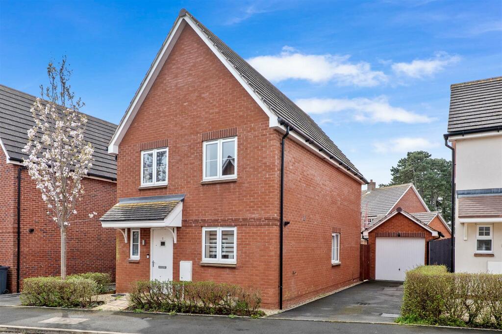 4 bedroom detached house for sale in Partletts Way, Powick, WR2