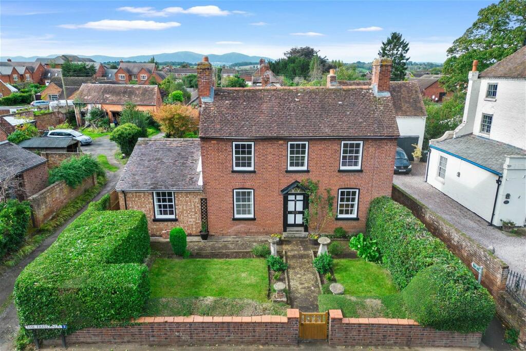 4 bedroom detached house for sale in Main Road, Kempsey, Worcester, WR5