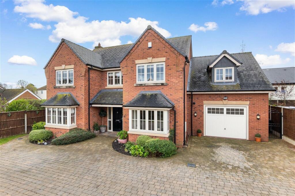 5 bedroom detached house for sale in Kemys Gardens, Kempsey, Worcester, WR5