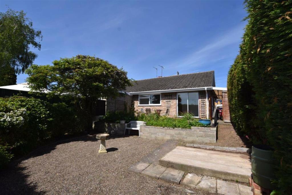 2 bedroom semidetached bungalow for sale in Ferndale Close, Northwick