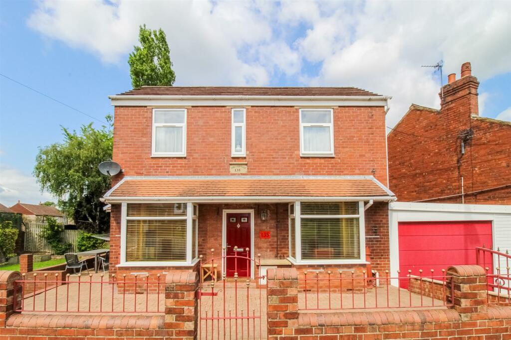 4 bedroom detached house for sale in Weeland Road, Sharlston Common