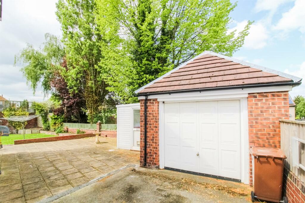 4 bedroom detached house for sale in Weeland Road, Sharlston Common