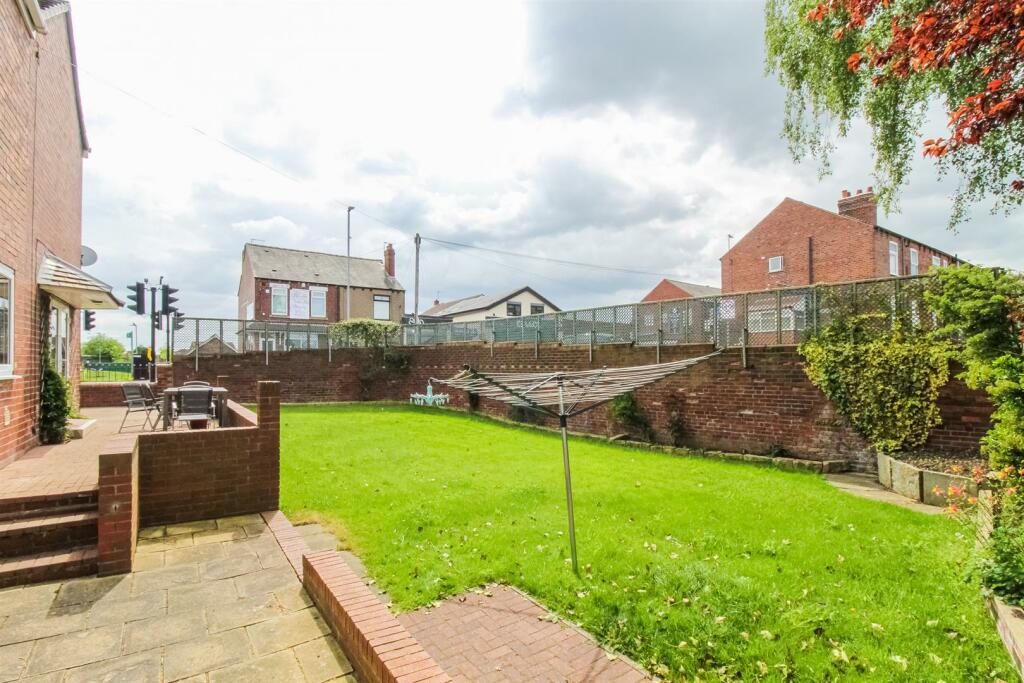 4 bedroom detached house for sale in Weeland Road, Sharlston Common