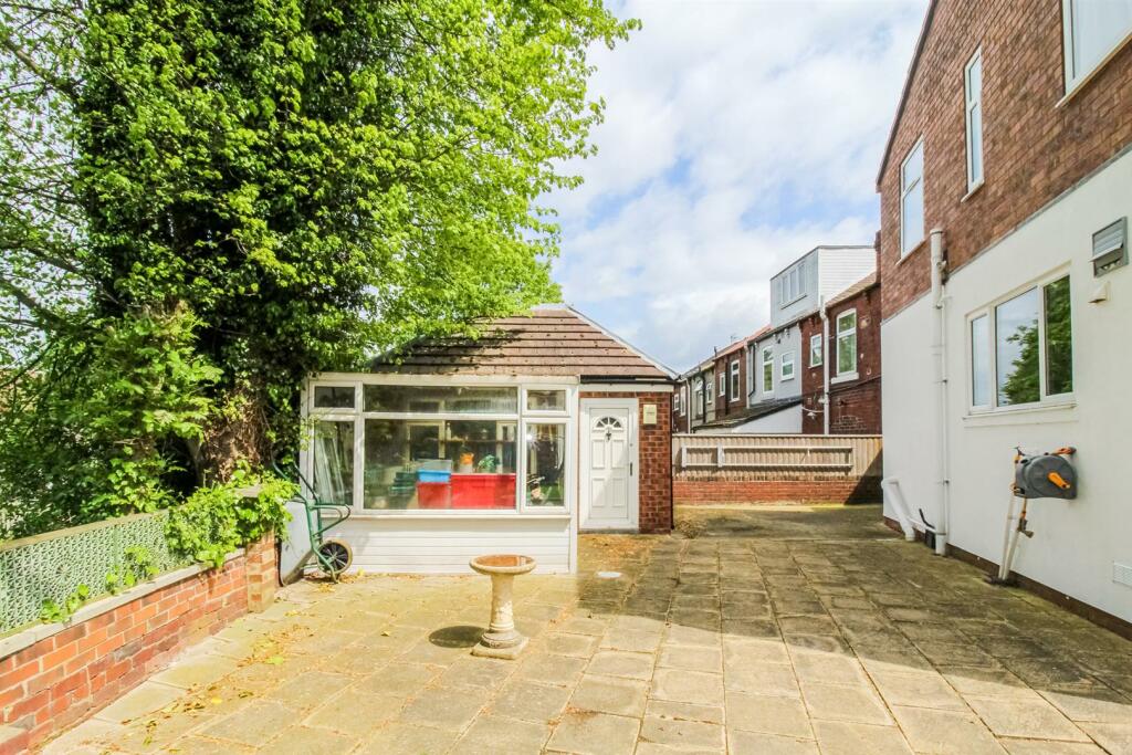 4 bedroom detached house for sale in Weeland Road, Sharlston Common