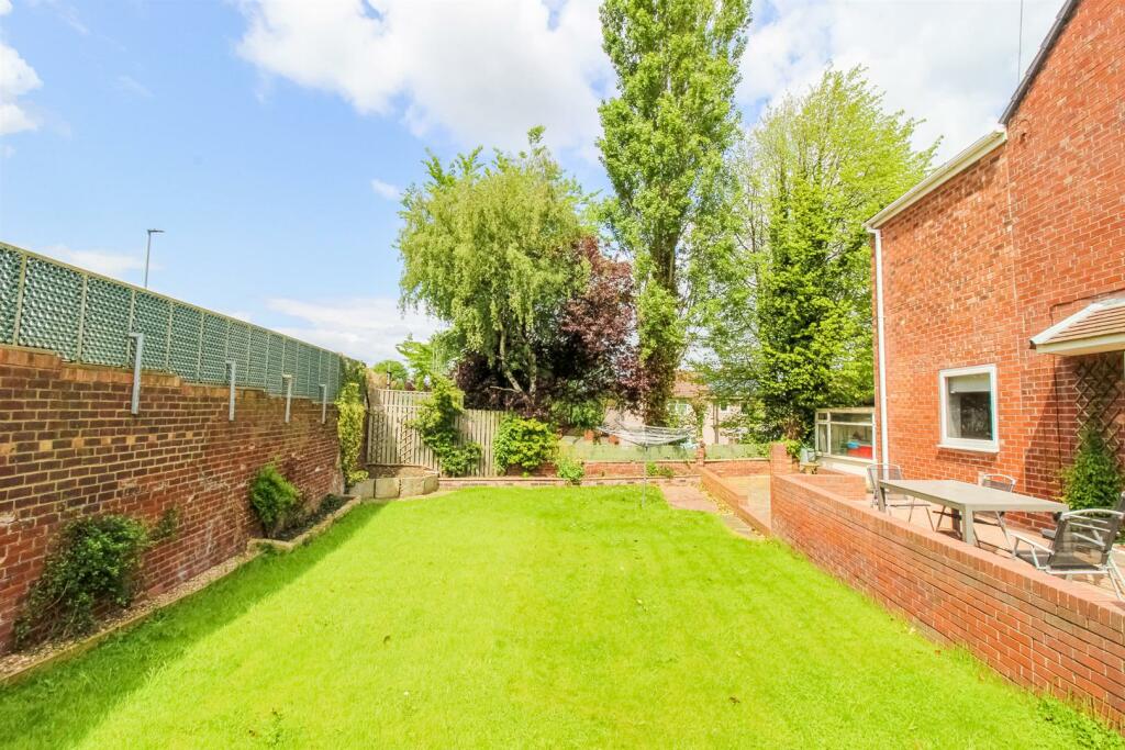 4 bedroom detached house for sale in Weeland Road, Sharlston Common