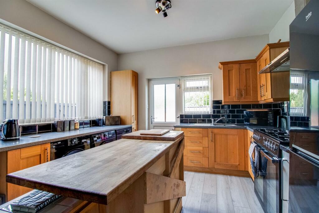 4 bedroom end of terrace house for sale in Edward Street, Altofts