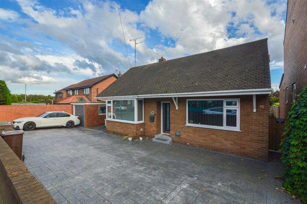 4 bedroom detached bungalow for sale in Church Road, Altofts, Normanton