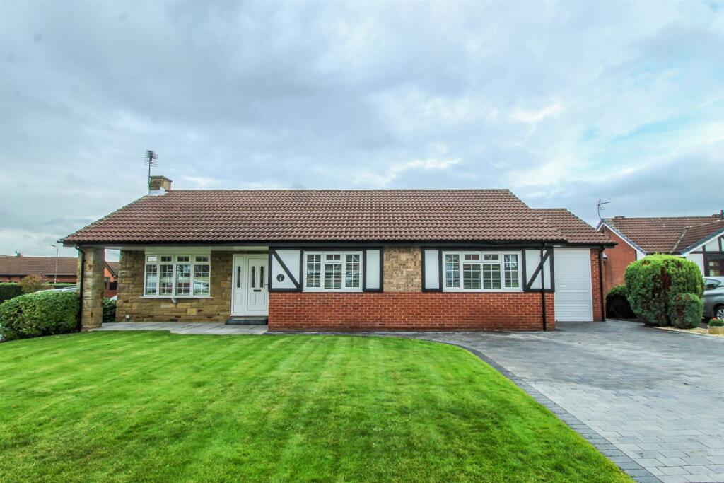 3 bedroom detached bungalow for sale in Crinan Court, Altofts