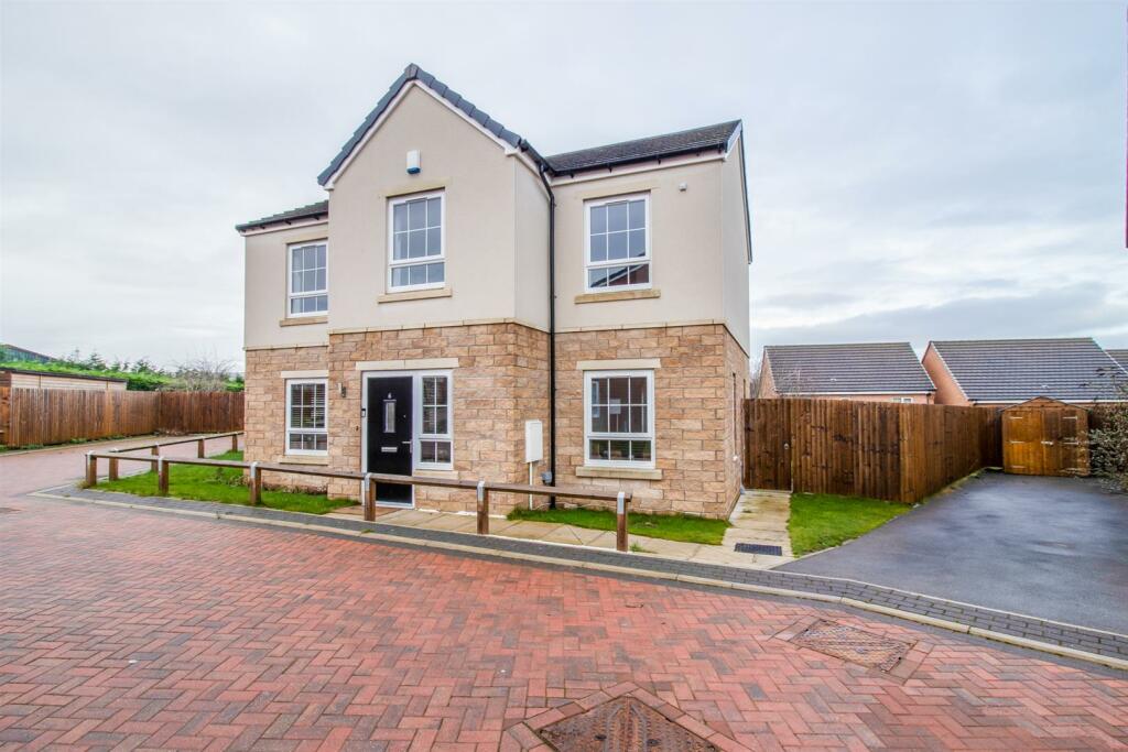 4 bedroom detached house for sale in Ashfield Drive, Altofts, Normanton