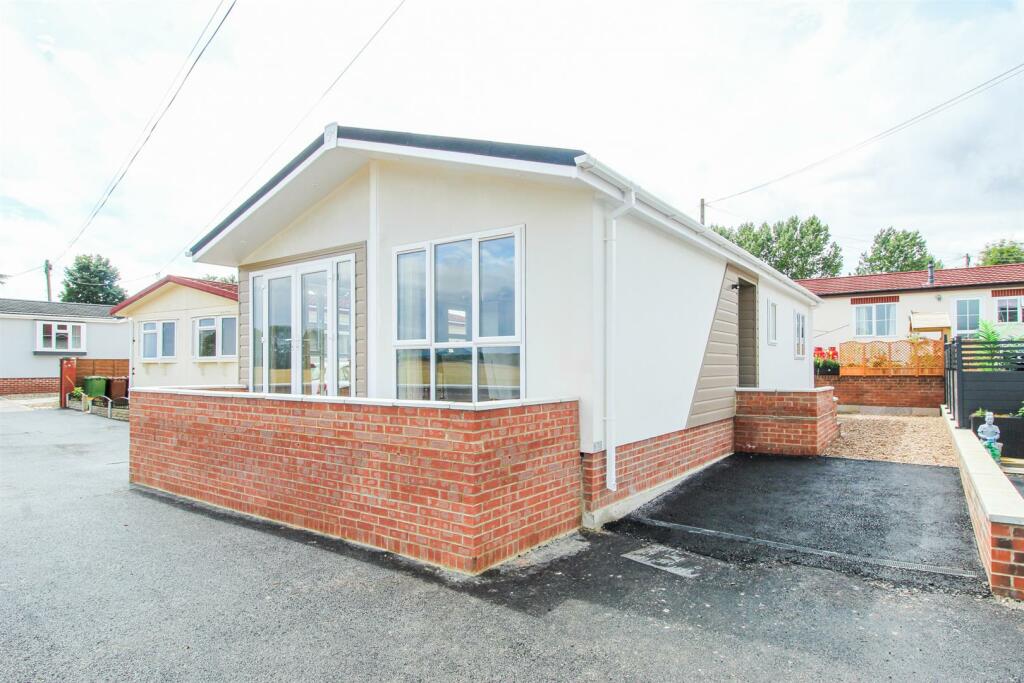 2 bedroom park home for sale in West Park Homes, Darrington, Pontefract