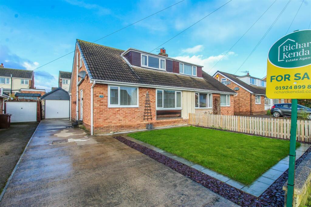 3 bedroom semidetached bungalow for sale in St. Marys Avenue, Altofts, WF6